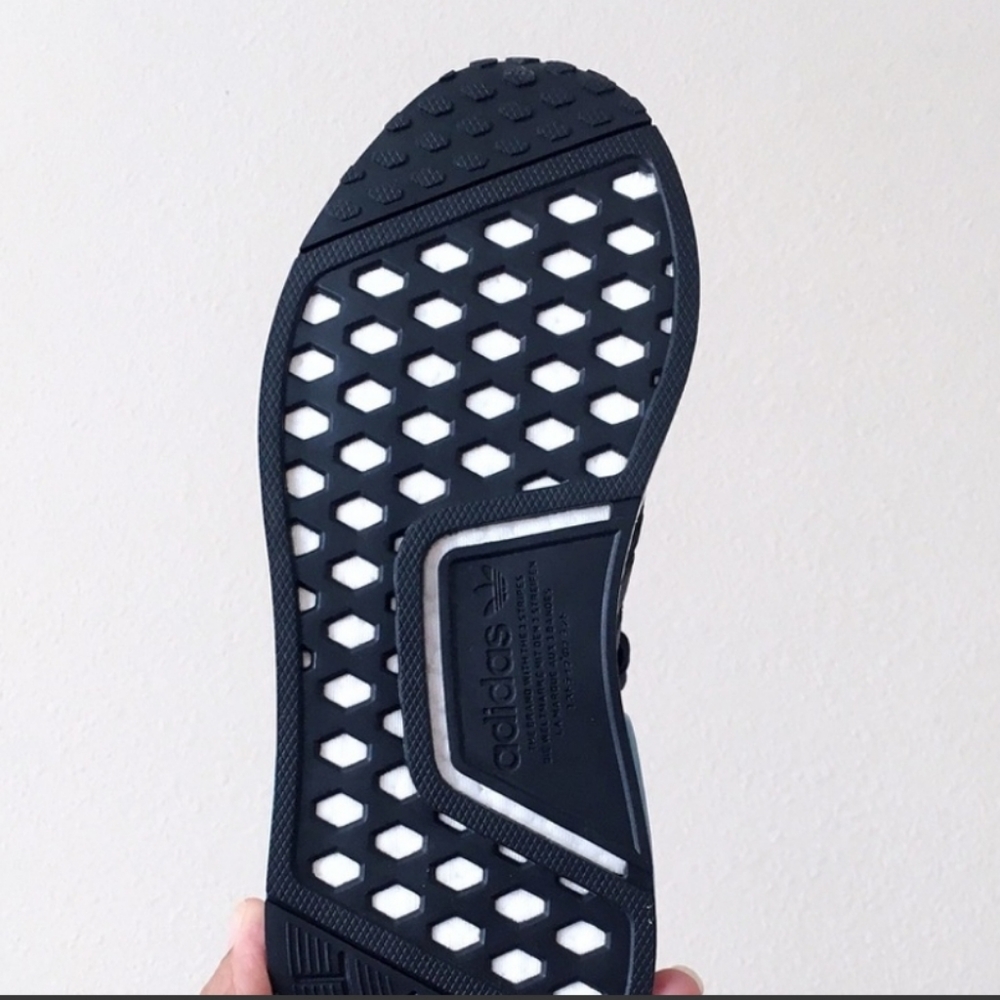 SOLD!!!!🎉🎉BRAND NEW Addidas NMD R1 - Picture 2 of 7